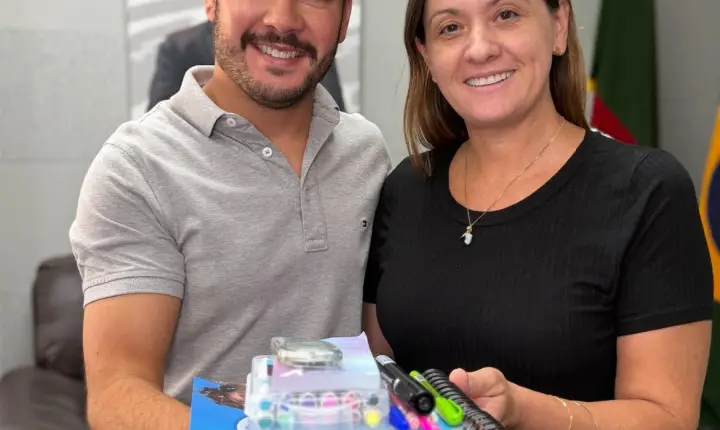 Estância Velha afirma entrega de cartão para compra de material escolar aos alunos de toda rede municipal