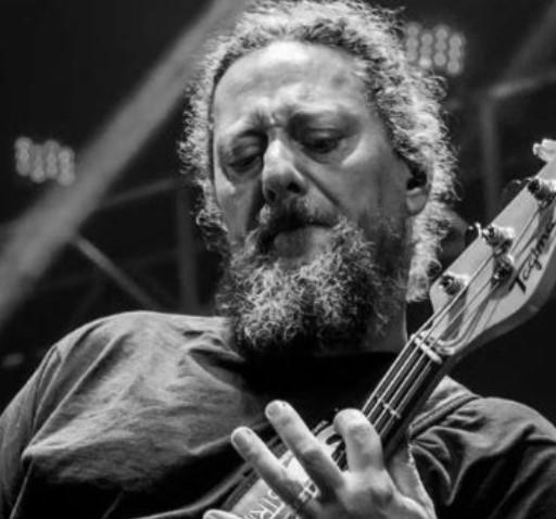 Morre Canisso, baixista do Raimundos, aos 57 anos