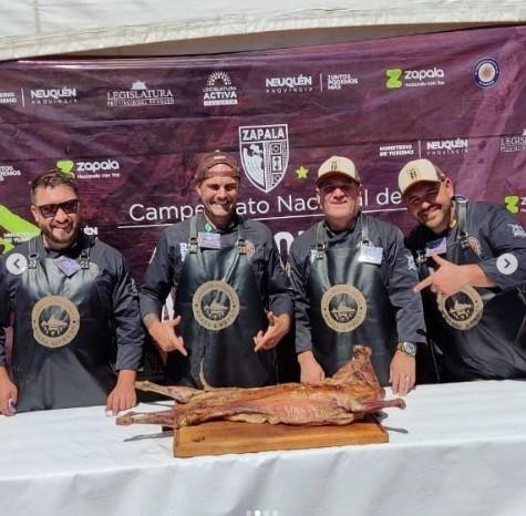 A equipe estanciense no Campeonato Nacional de Assadores a la Estaca - Copa F.A.A., em Zapala na Patagônia Argentina.