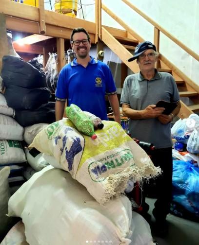 Campanha de lacres garante mais uma cadeira de rodas para o Rotary