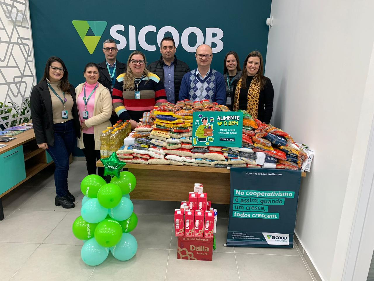 Sicoob realiza doação de alimentos para assistência social