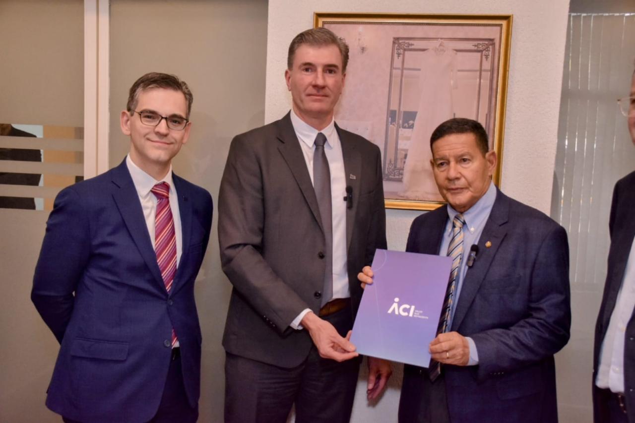 ACI entrega documento com pedidos ao Senador Hamilton Mourão em evento na região
