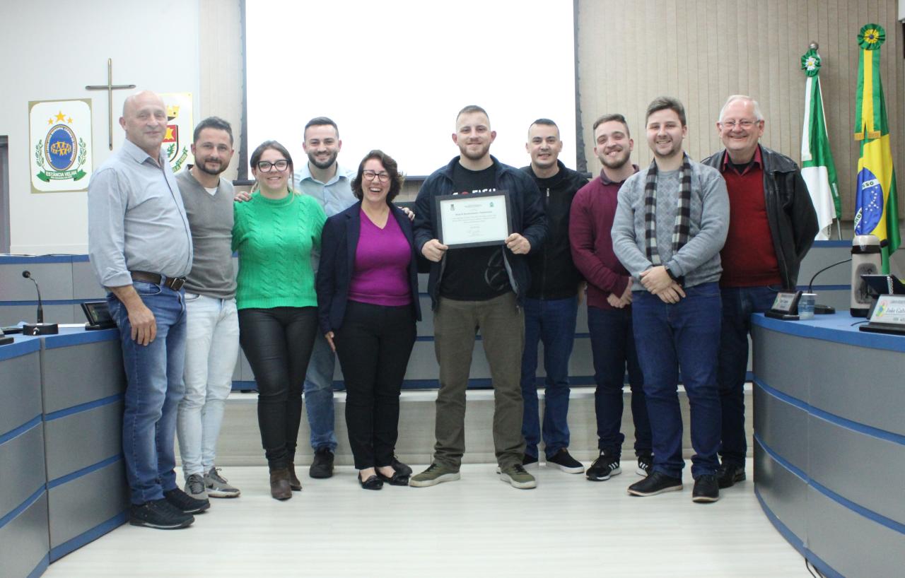 Atleta de Jiu-Jitsu recebe Moção de Reconhecimento dos Vereadores