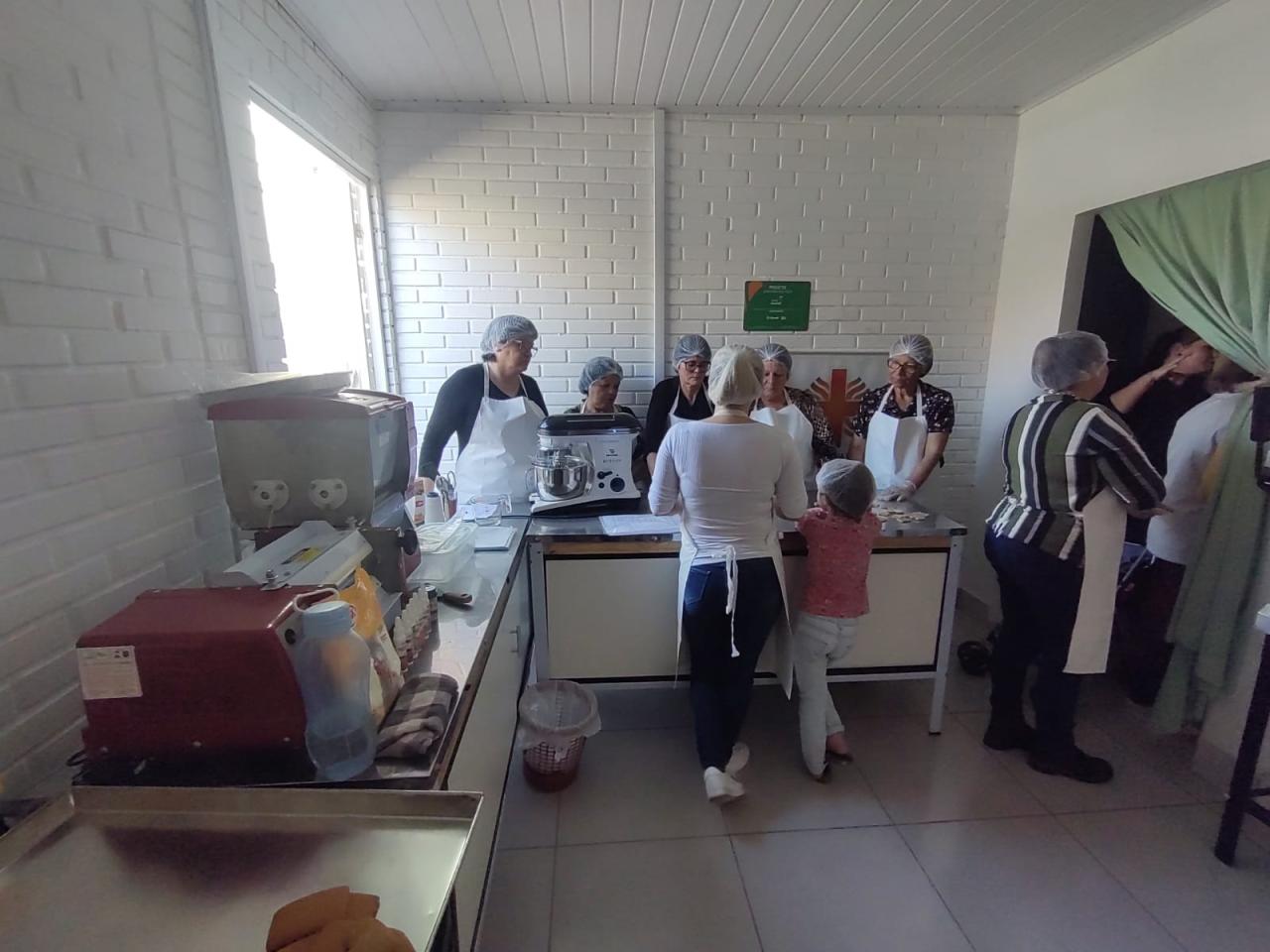 Bolacha Temática na oficina da Cozinha Solidária da Cáritas
