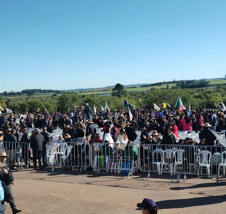 Estância Velha presente no acendimento e distribuição da Chama Crioula