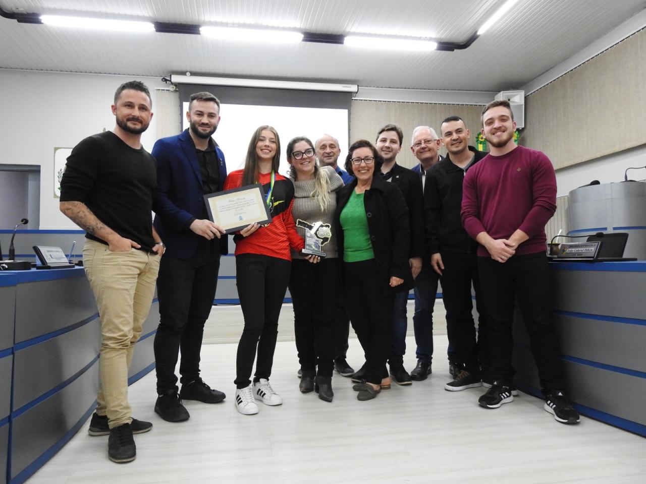 Larissa Luz, Campeã Brasileira de Downhill, recebe Moção do Legislativo Municipal