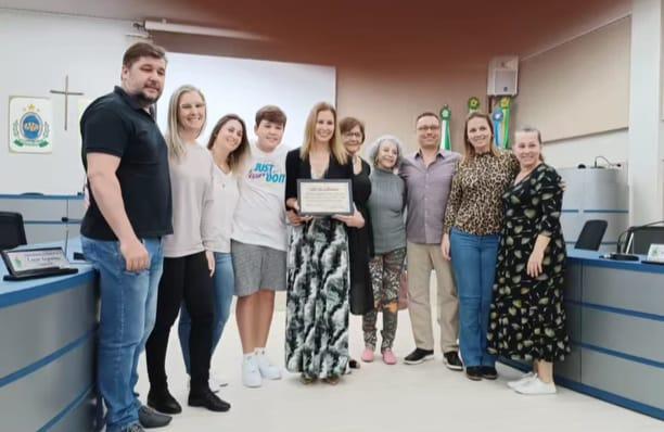 Professora Fabiane Gayeski recebe Moção de Reconhecimento na Câmara Municipal de Vereadores