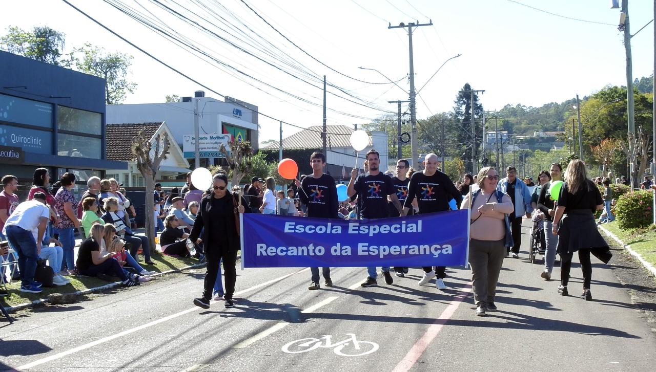 FOTOS/VÍDEOS: Estância Velha recebe cerca de 10 mil pessoas no Desfile Cívico