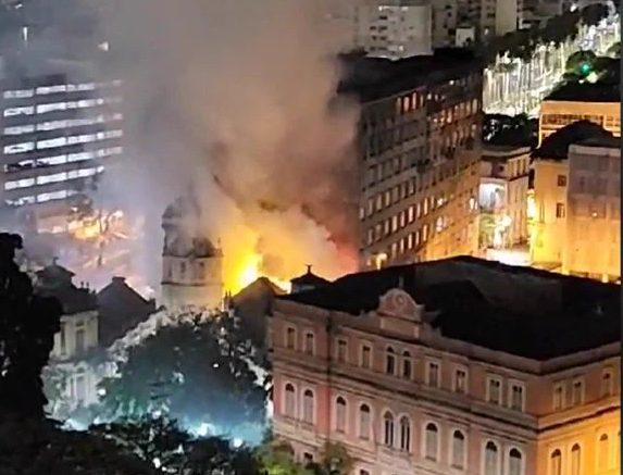 Incêndio atinge Prédio da UFRGS em Porto Alegre