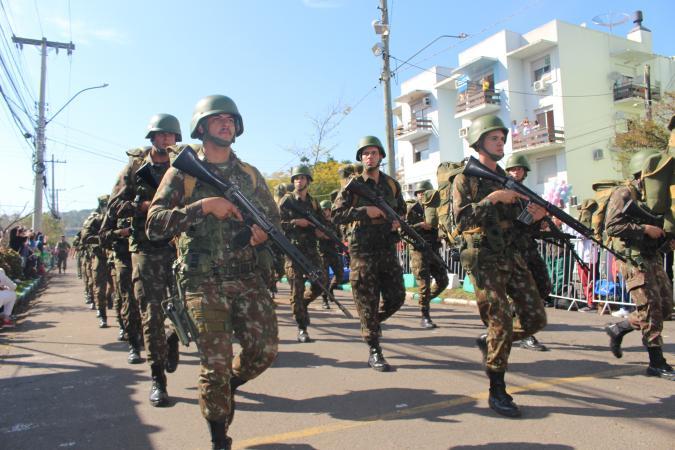 Sábado de Desfile Cívico Solidário em Estância Velha