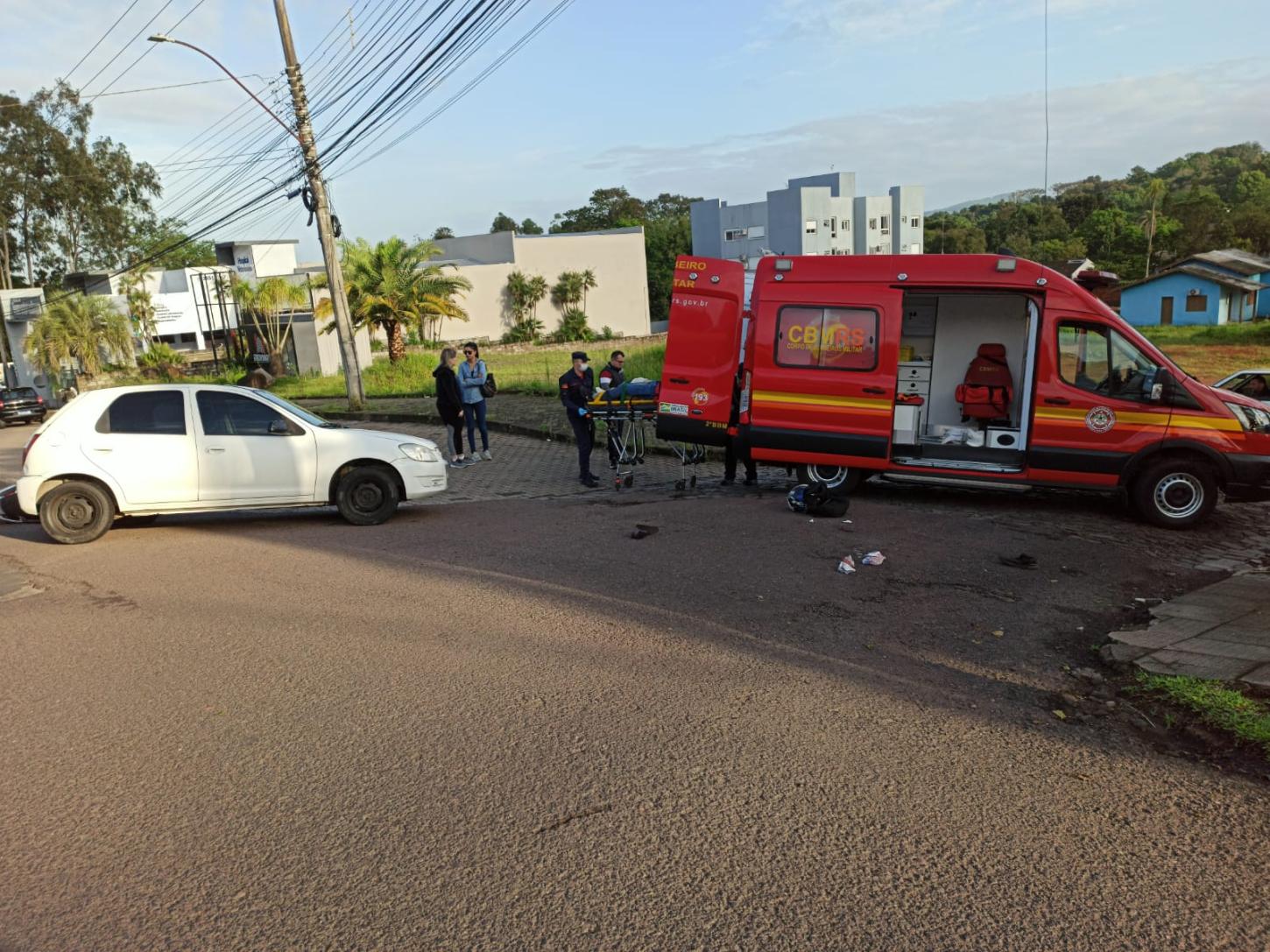 Acidente envolvendo carro e moto no bairro União