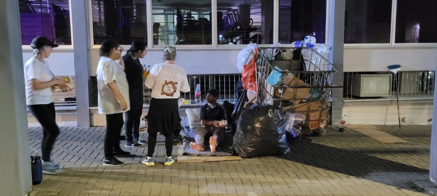Amigos da Caridade leva janta aos moradores de rua e prepara Festa de Dias das Crianças