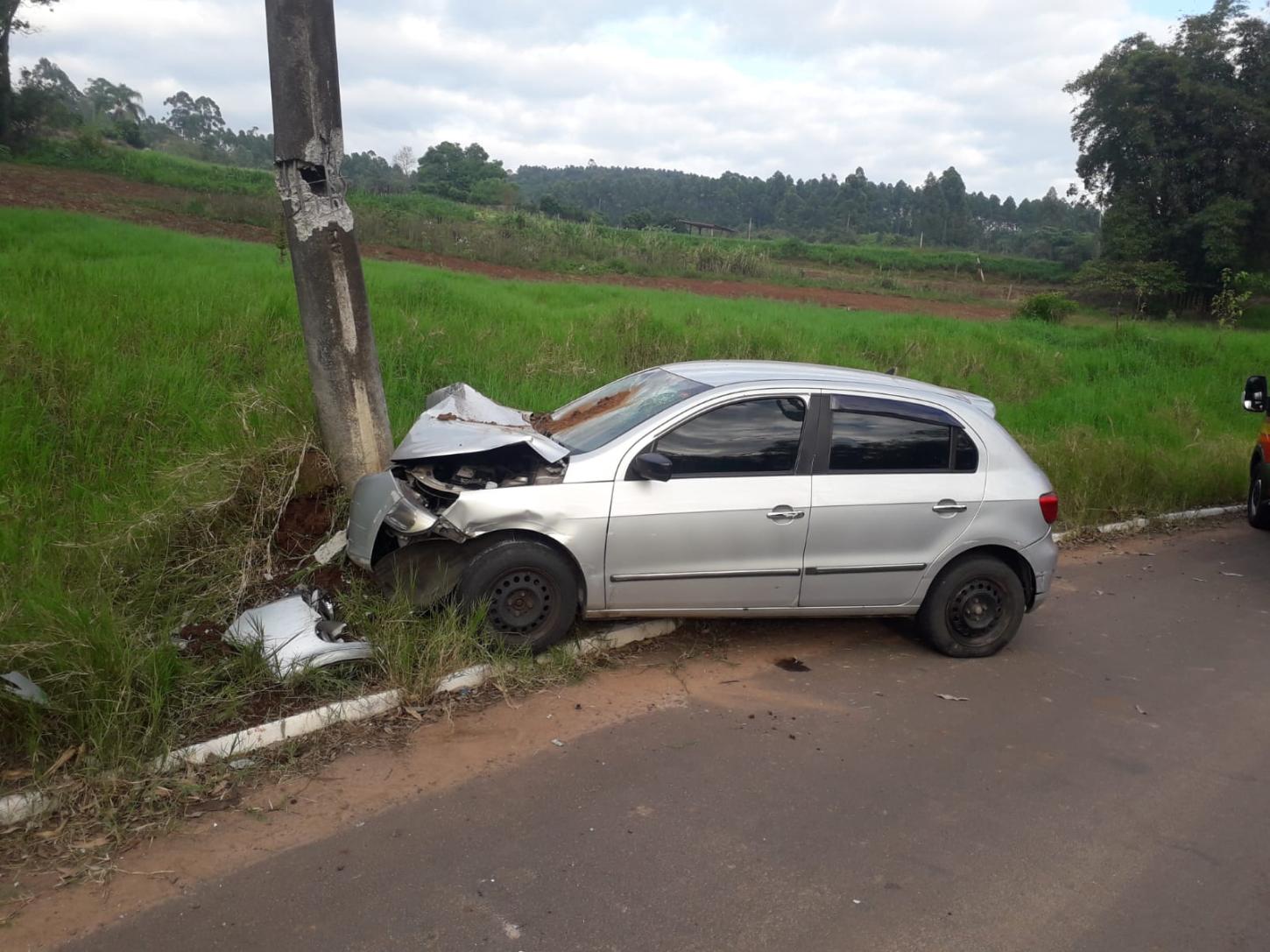 Carro colide em poste e motorista tem fraturas
