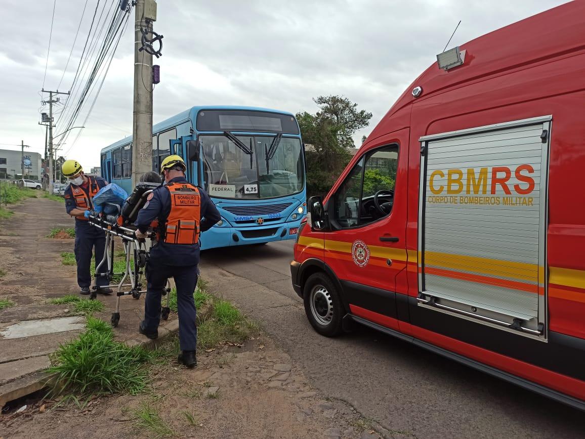 Passageira passa mal em ônibus e é socorrida pelos bombeiros