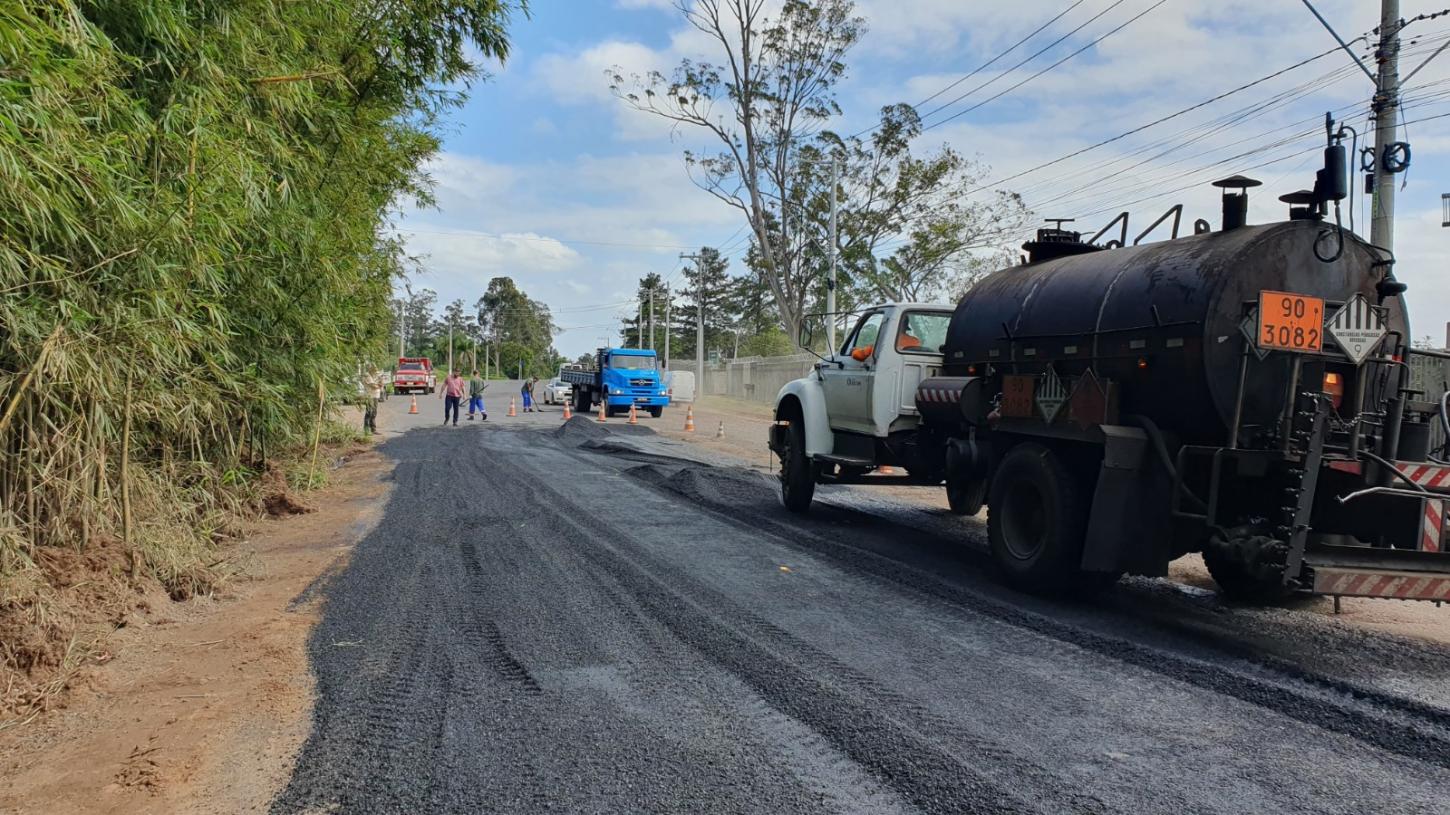 Reparos e limpeza na rua Portão