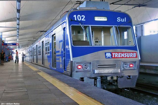 Água invade estações do trem em Porto Alegre