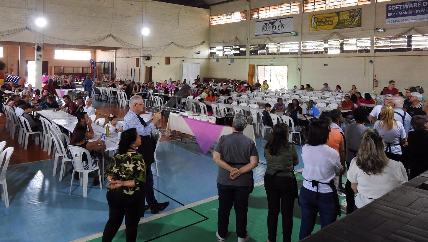 Almoço em comunhão às famílias carentes