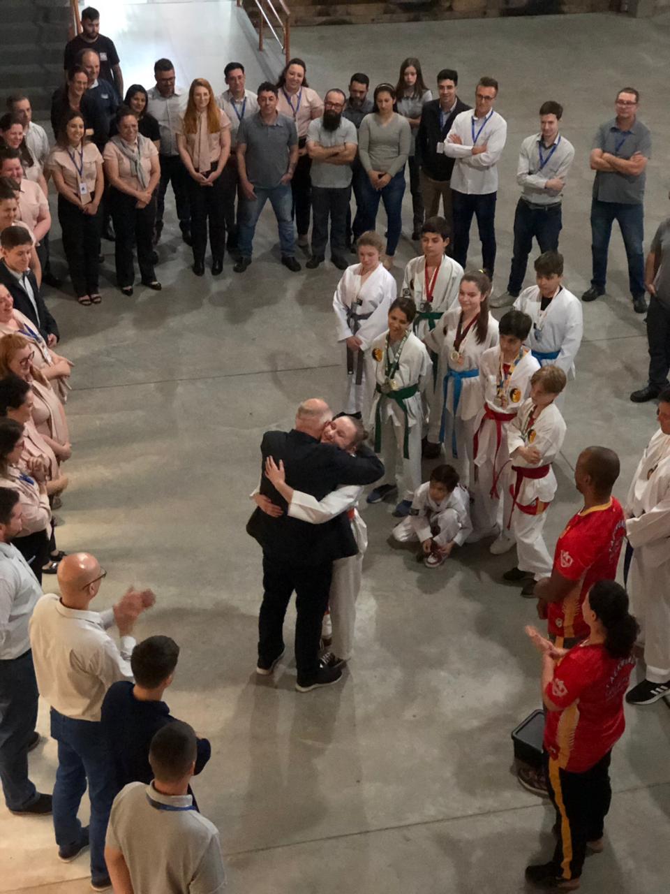 Atletas de Taekwondo agradecem apoio da Dimel