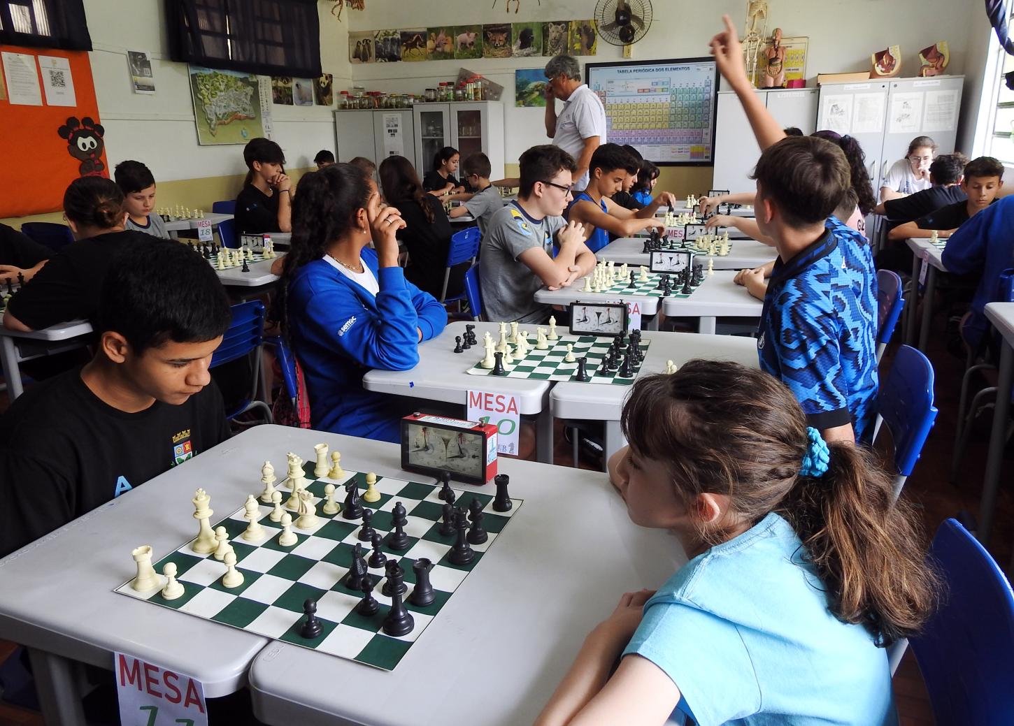 Concentração e estratégia no 1º Aberto de Xadrez Escolar