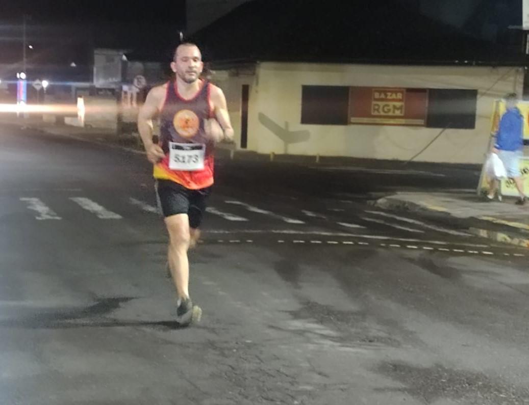 Corrida noturna contou com cerca de 120 atletas