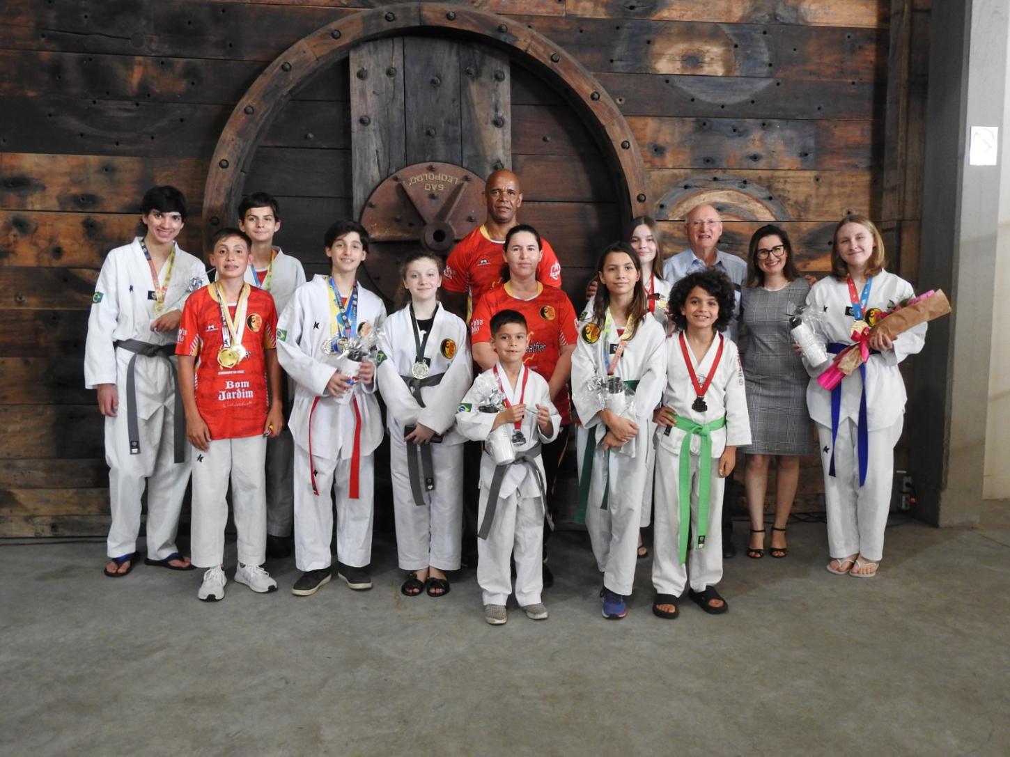 Dimel homenageia campeã brasileira e medalhistas do Taekwondo