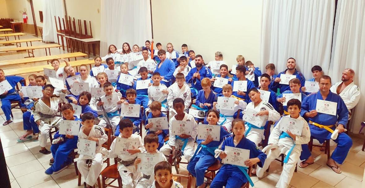 Evento de troca de faixas e encerramento do Judô