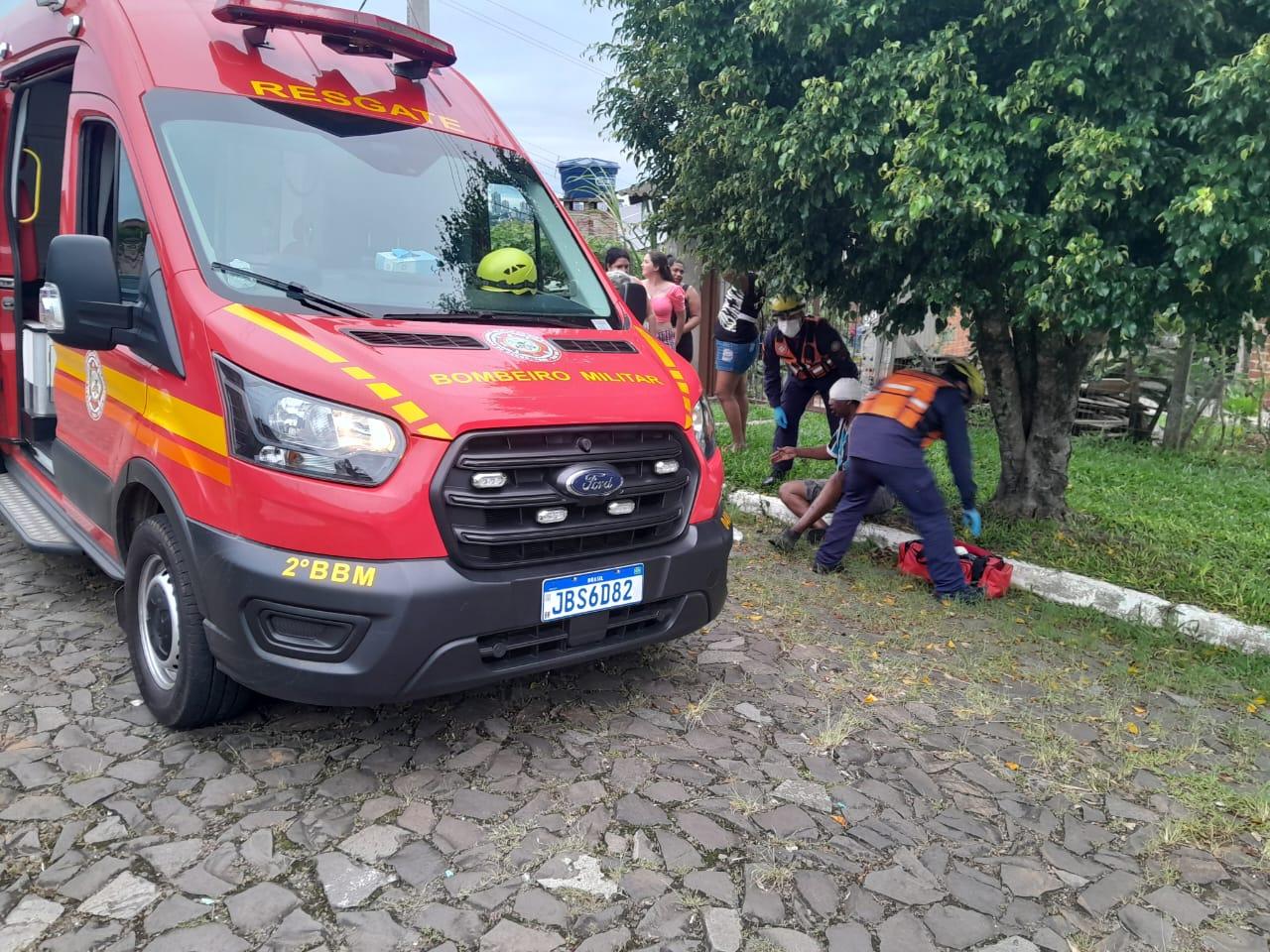 Homem é socorrido após queda