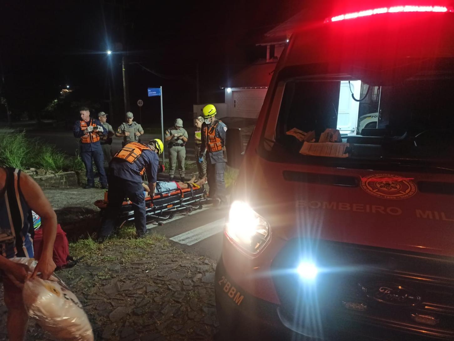 Acidente entre carro e moto com jovem ferido
