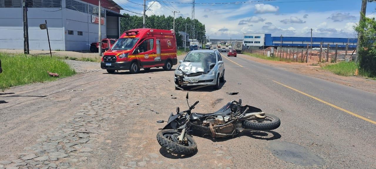 Acidente na Rua Portão entre carro e moto