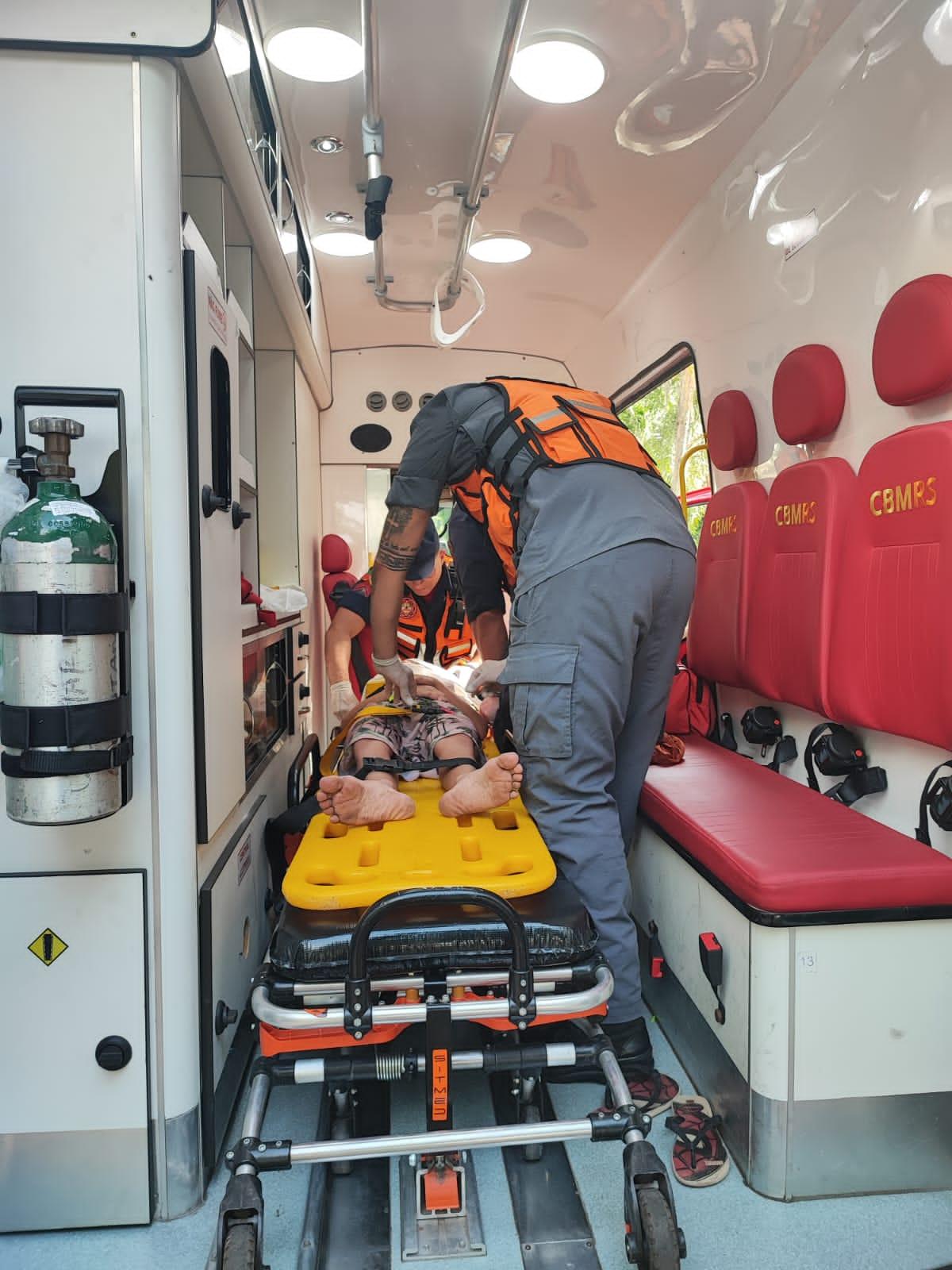 Menino bate a cabeça em queda na piscina