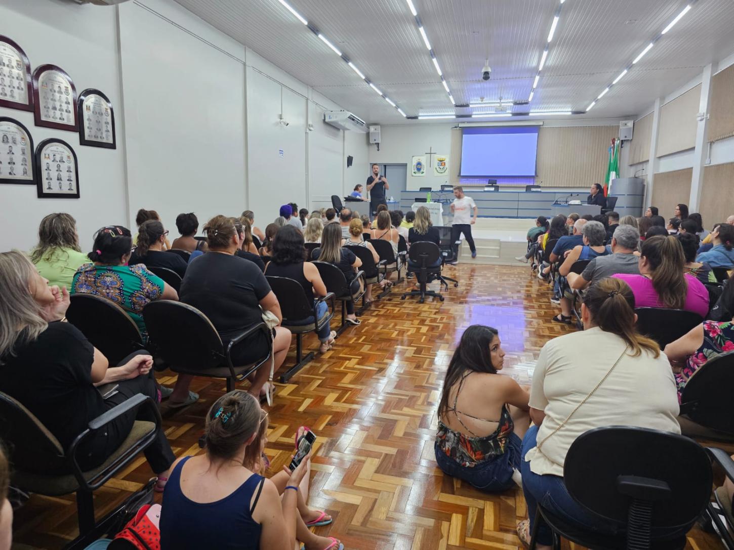 Professores e servidores lotam Câmara em assembleia