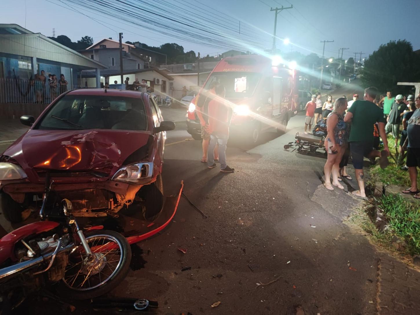 Acidente entre moto e carro