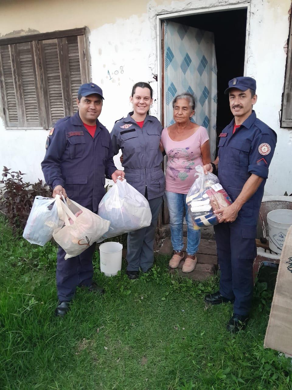 Bombeiros levam doação à idosa