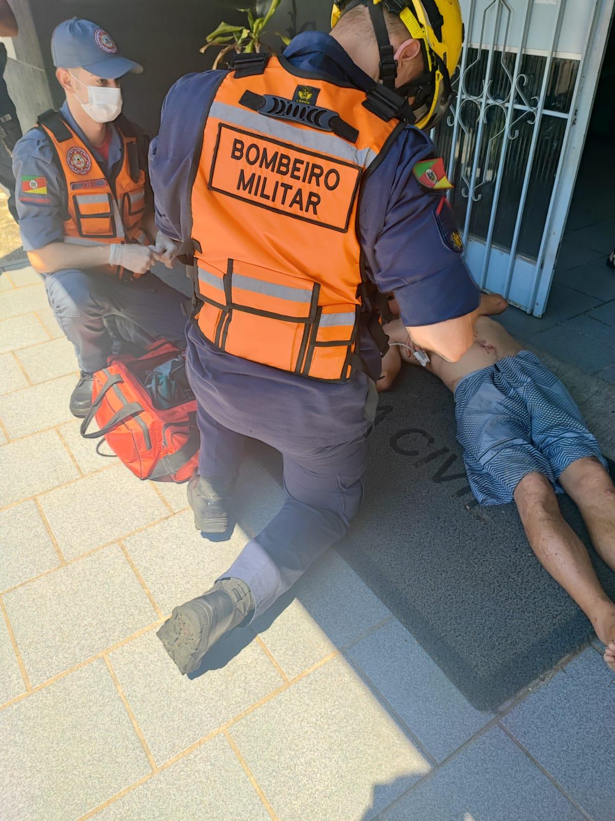 Homem é agredido e largado na porta da delegacia