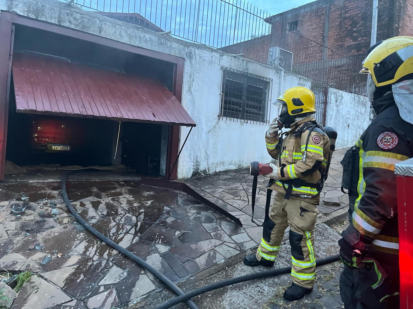 Incêndio em casa na Encosta do Sol
