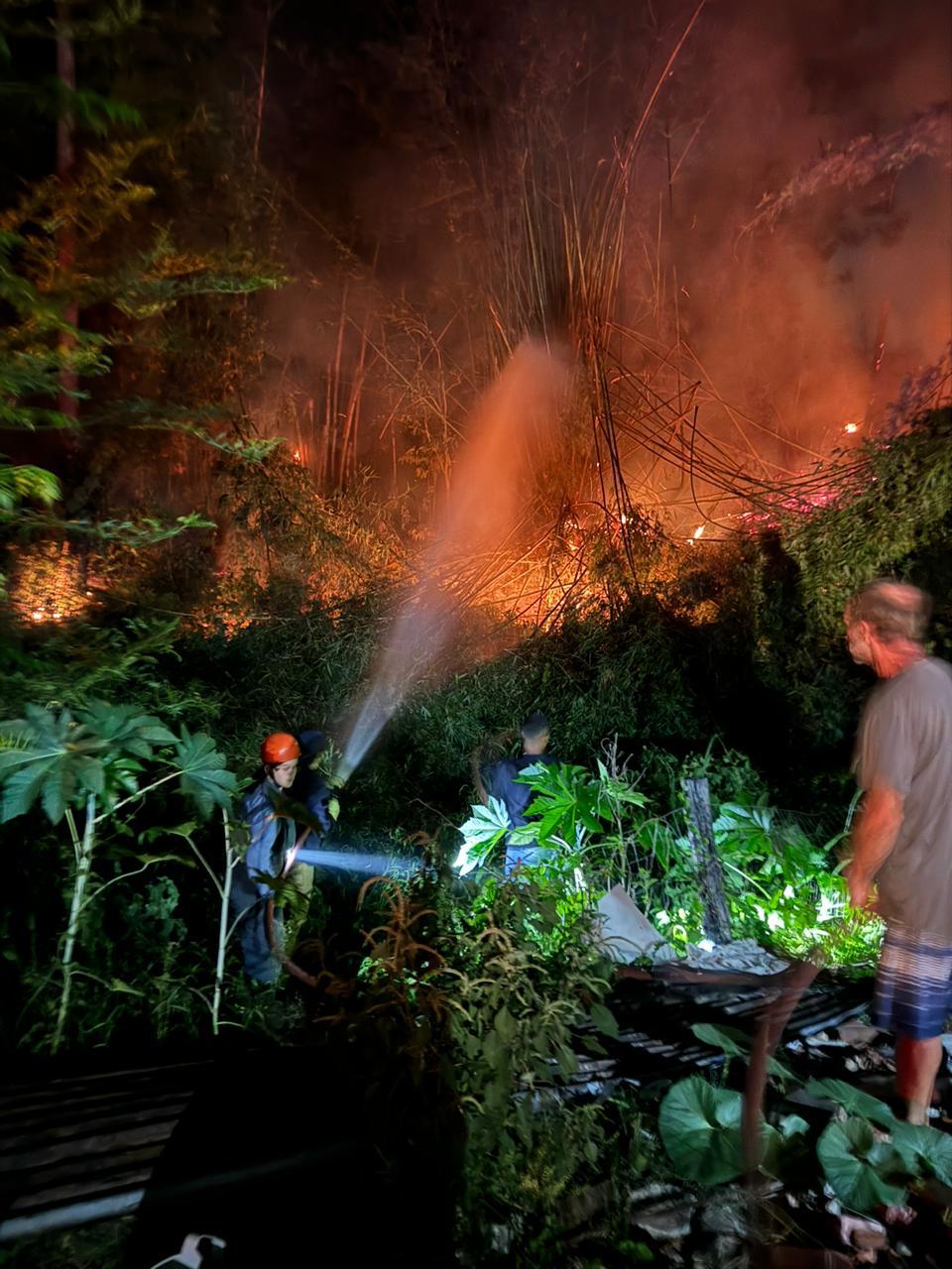Incêndio em vegetação na Encosta do Sol