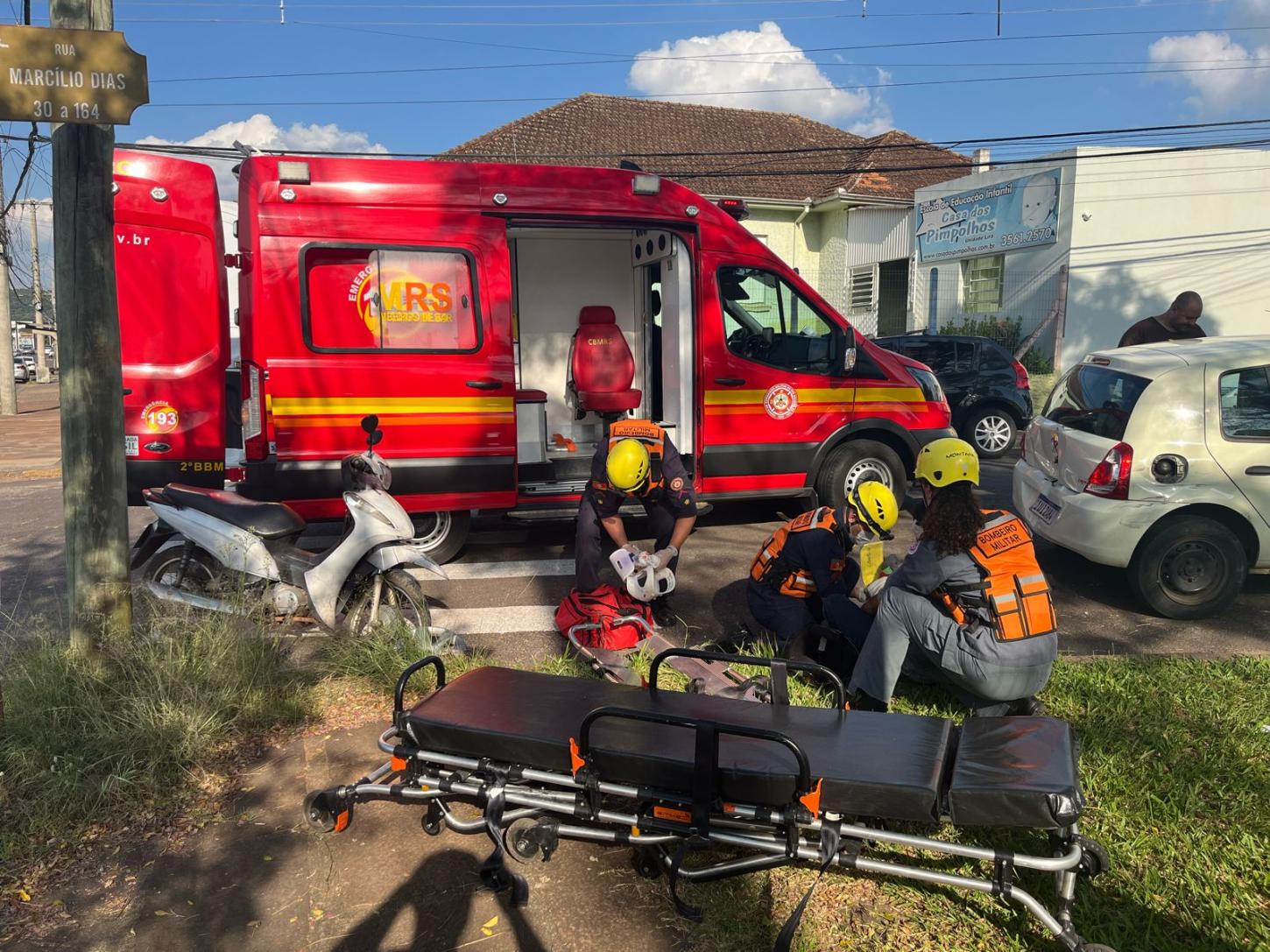 Mais um acidente entre carro e moto