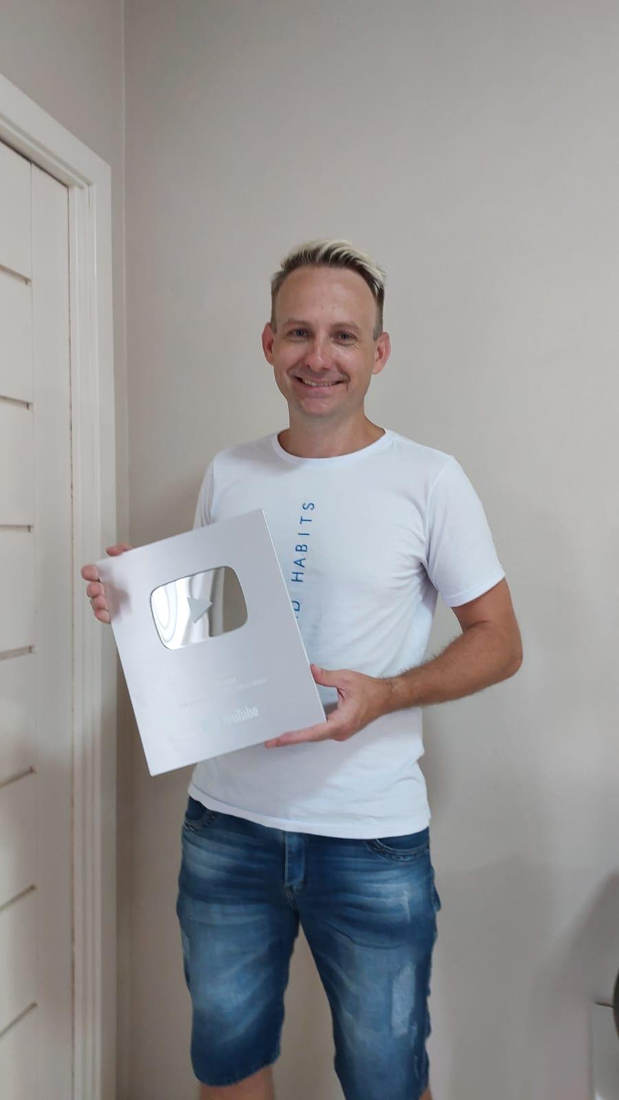 Professor conquista 100 mil inscritos no YouTube