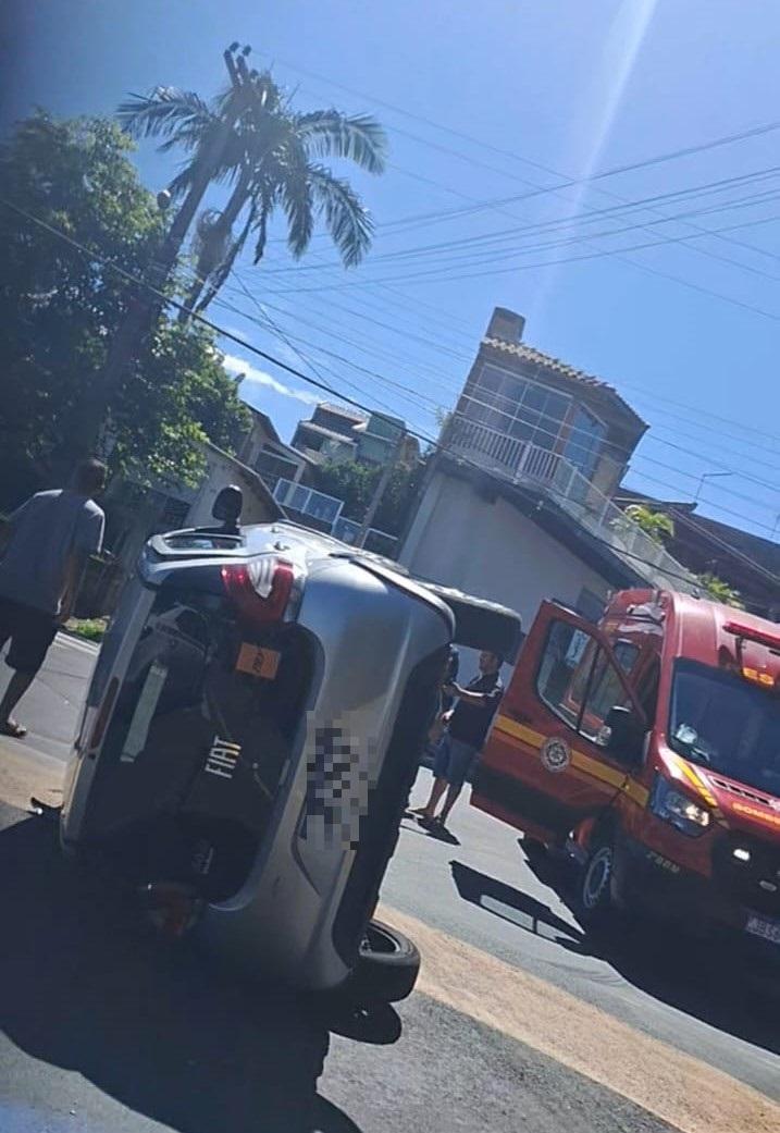 Acidente deixa veículo virado na Nova Estância