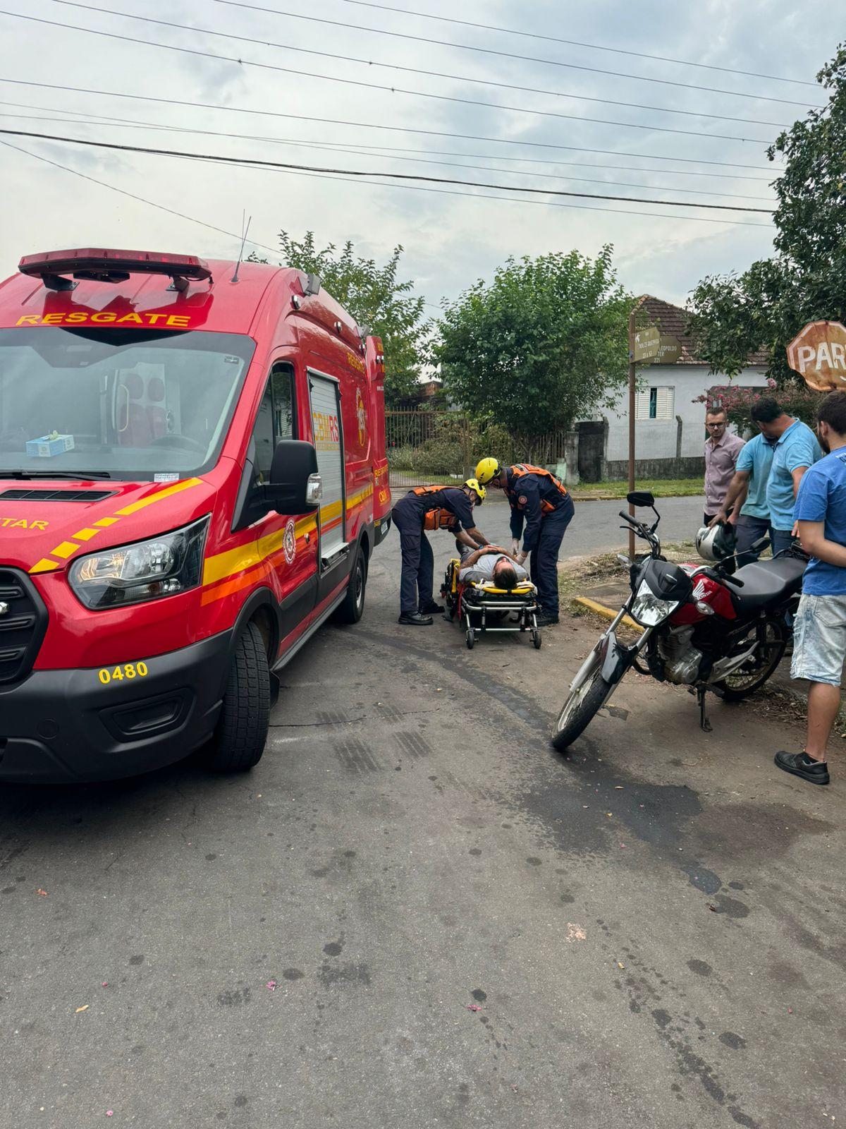 Colisão entre moto e carro no Centro