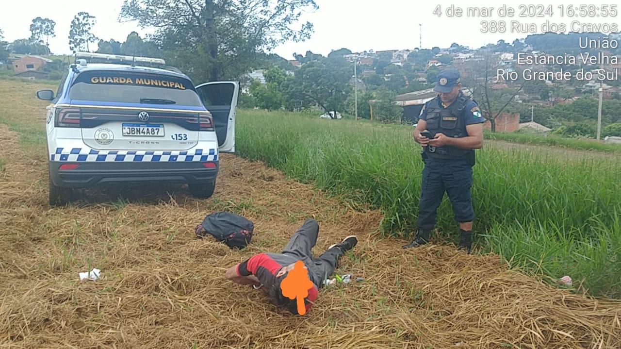 Foragido é preso e tenta tirar arma de GM
