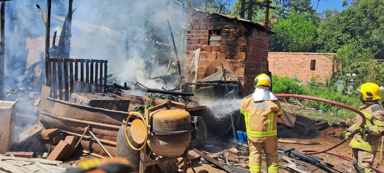 Incêndio atinge casa na Perimetral