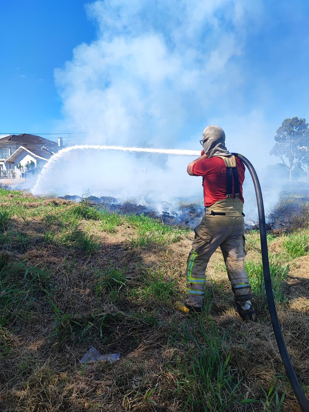 Incêndio em vegetação no Encosta de Sol