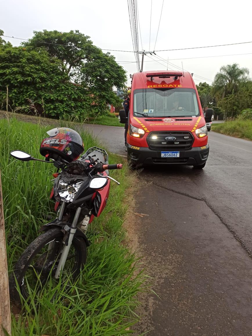 Motociclista colide contra poste