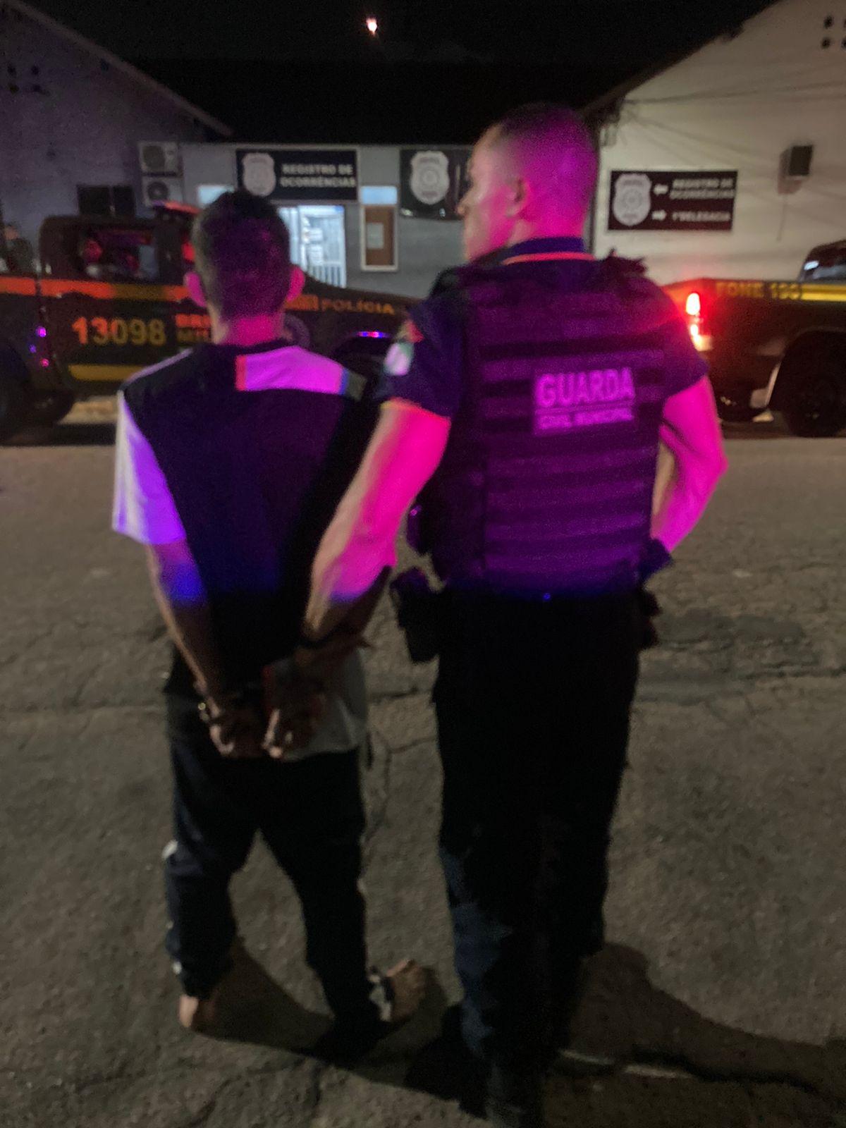 Prisão por agressão à mãe e padrasto