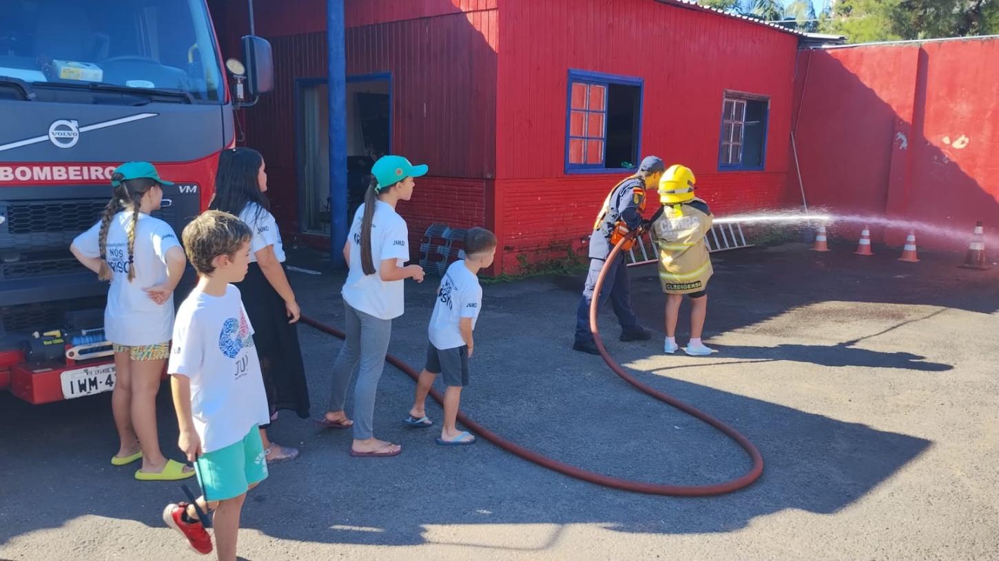 Bombeiros recebem visita da JUADI