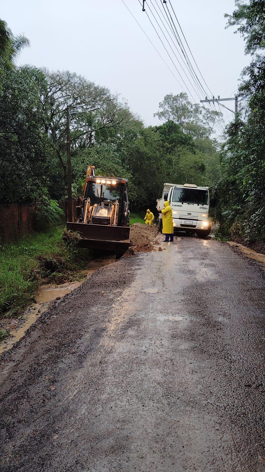 Rua Trajano Cardoso bloqueada por estragos da chuva