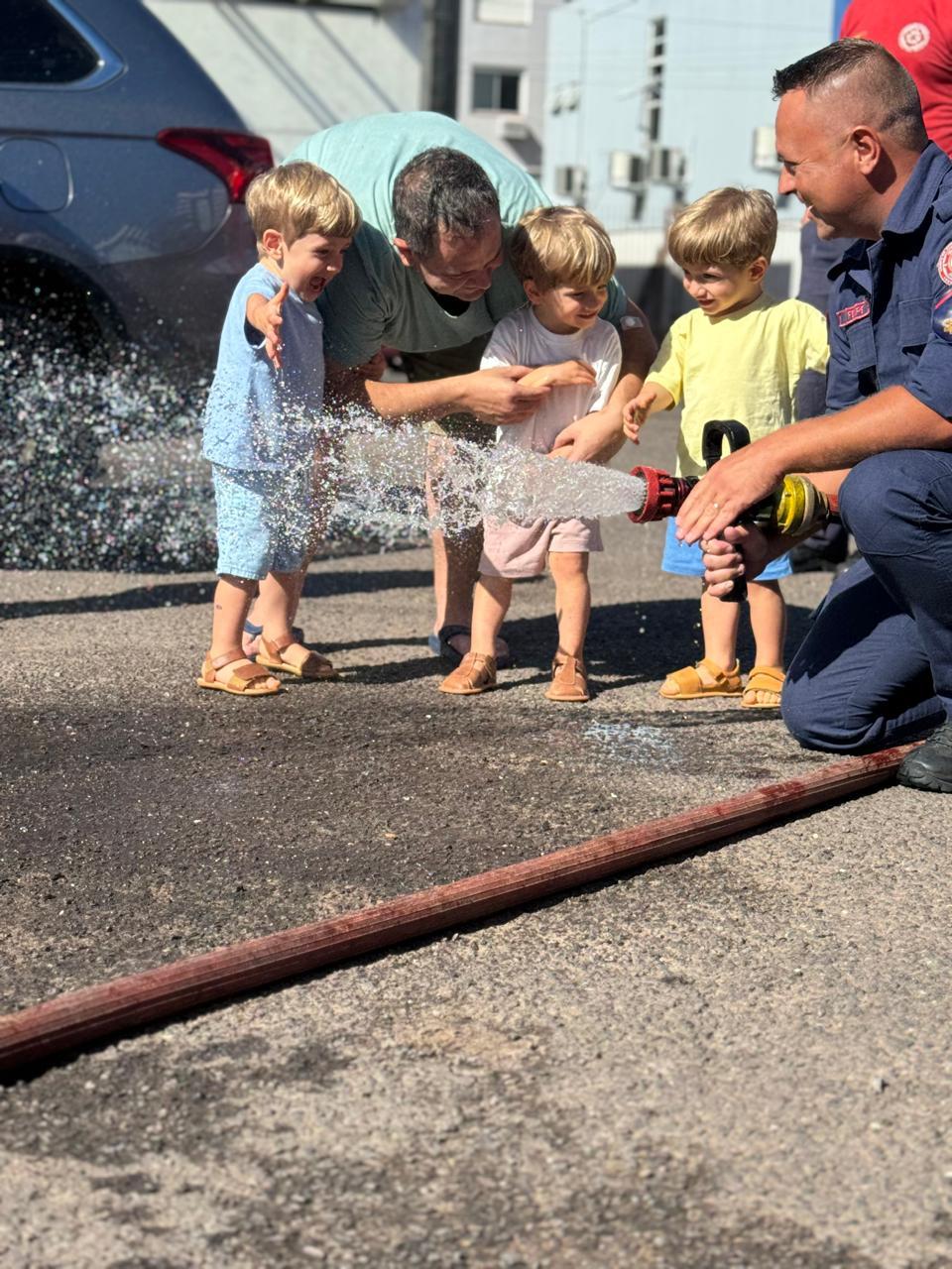 Trigêmeos estancienses visitam os bombeiros