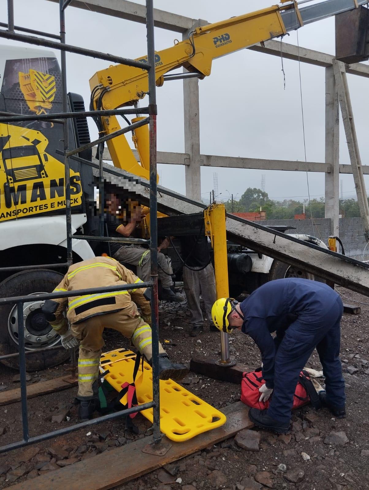 Viga de concreto cai de obra e atinge caminhão e fere operador de guindaste
