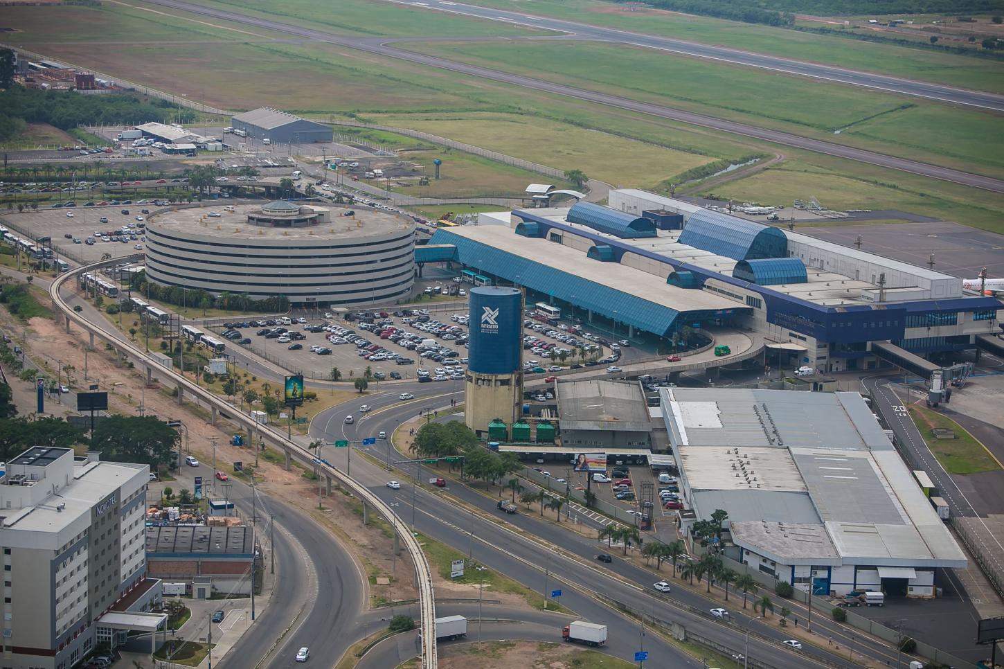 Aeroporto Salgado Filho, de Porto Alegre, suspende pousos e decolagens